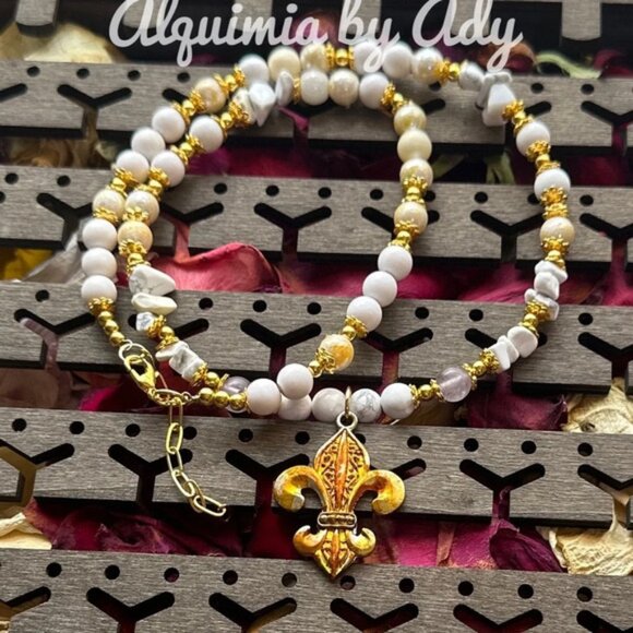 Alquimia Gold and White Necklace with Elegant Design